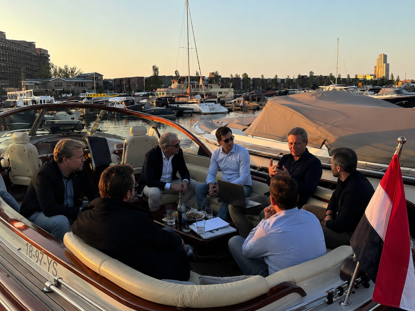 Zakelijke gasten in gesprek aan boord van de Velocity Wajer in Amsterdam