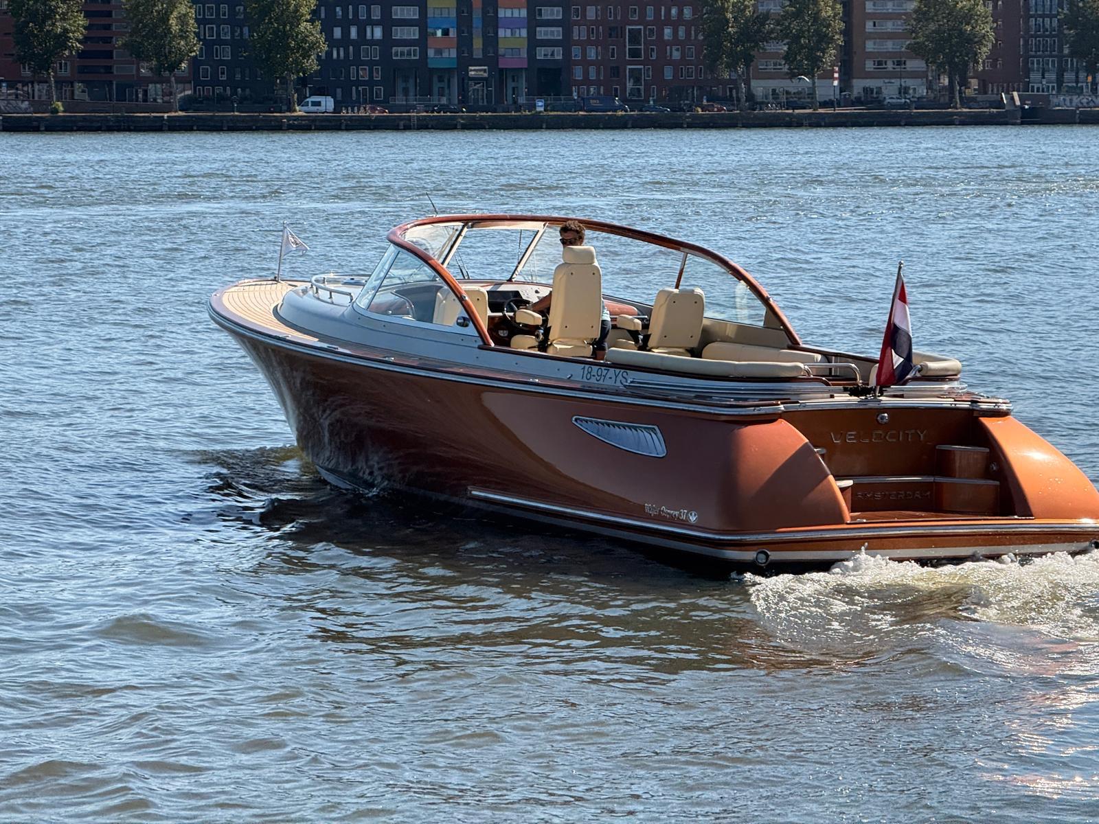 VELOCITY varend over het IJ in Amsterdam