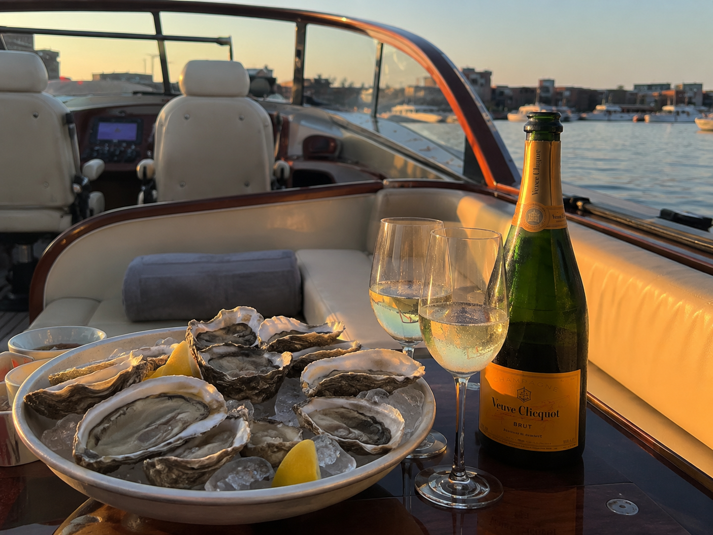 Oesters en champagne aan boord van de Velocity Wajer bij zonsondergang