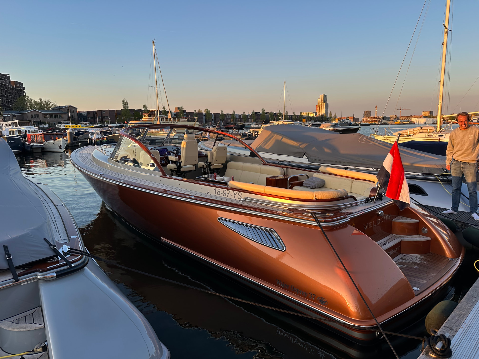 VELOCITY afgemeerd in de jachthaven in het avondlicht