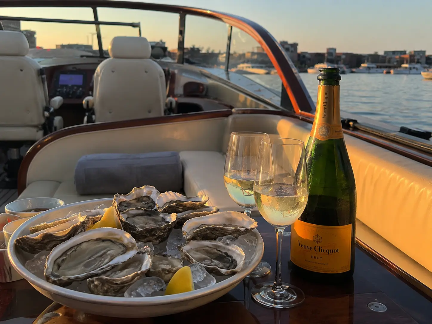 Oesters en champagne aan boord van de Velocity Wajer bij zonsondergang