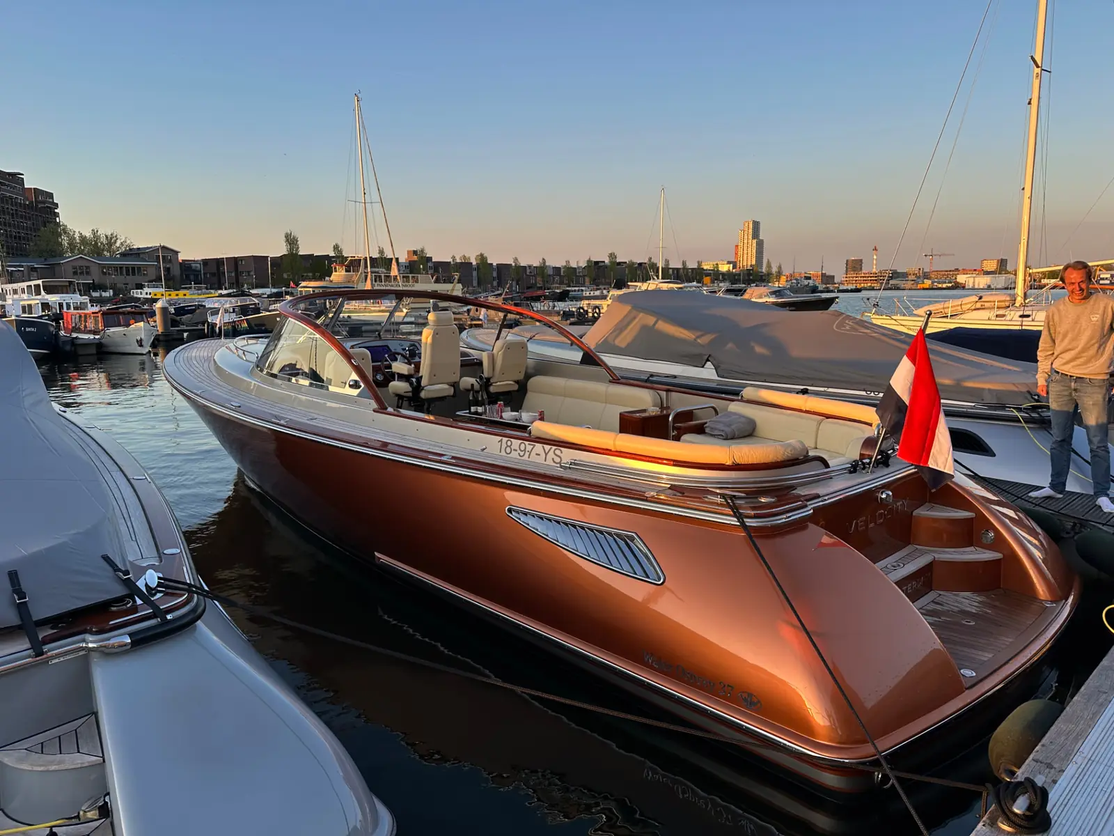 De Velocity Wajer 37 afgemeerd in Amsterdam